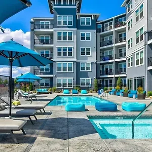 Designer With Jacuzzi, Pool & Mountain Views Apartment